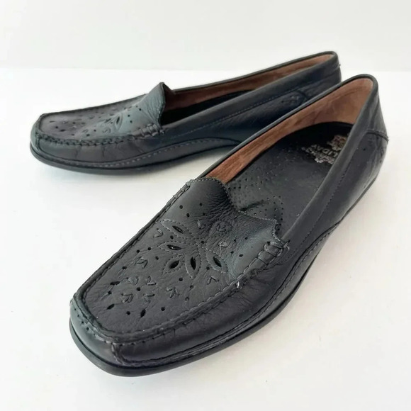 HUSH PUPPIES Size 9 Black Perforated Embroidered Square Toe Flats Comfort Casual - Picture 2 of 6